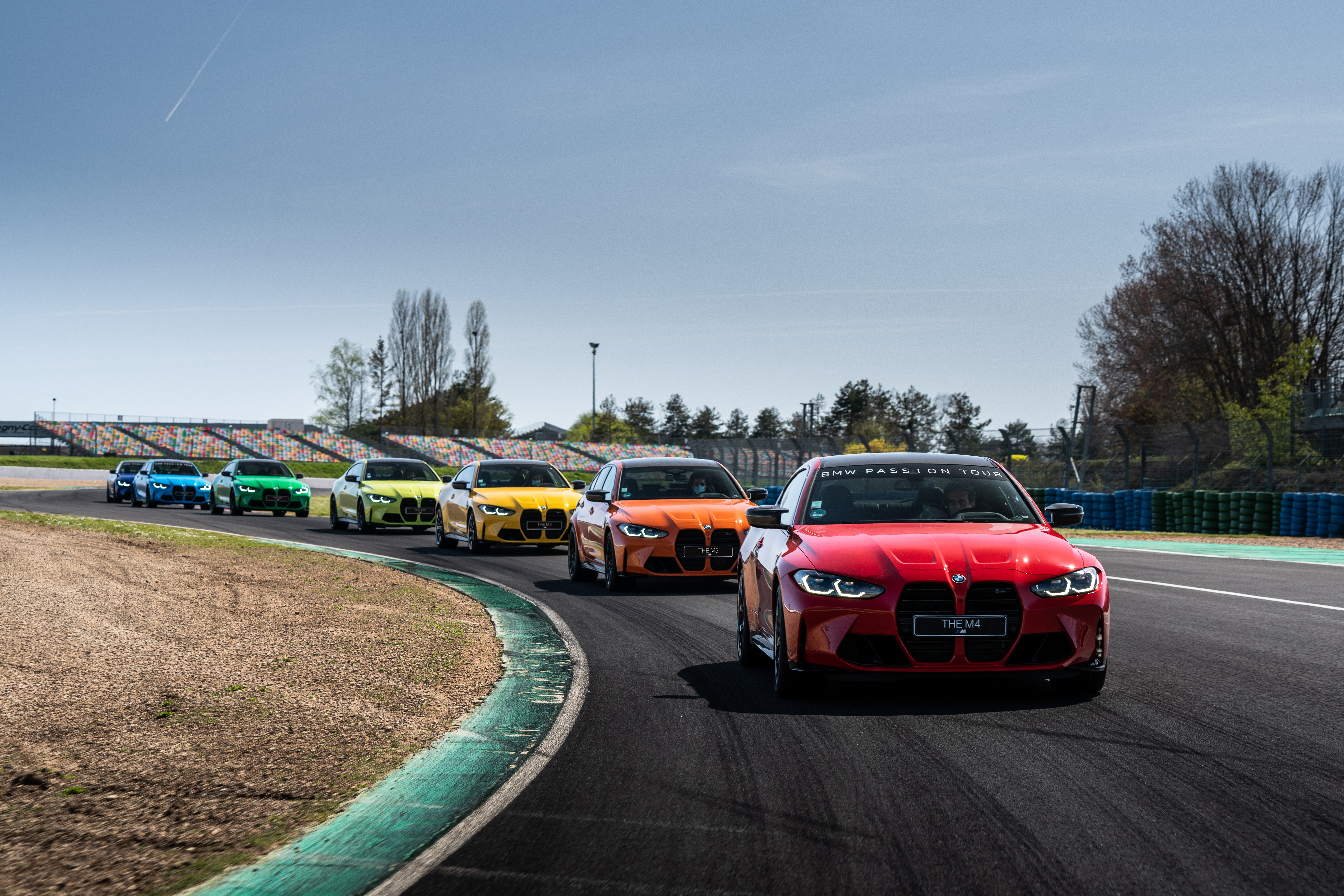 BMW M3 et M4 formant un arc en ciel durant le BMW Passion Tour 2022 BMW M3 et M4 formant un arc en ciel durant le BMW Passion Tour 2022